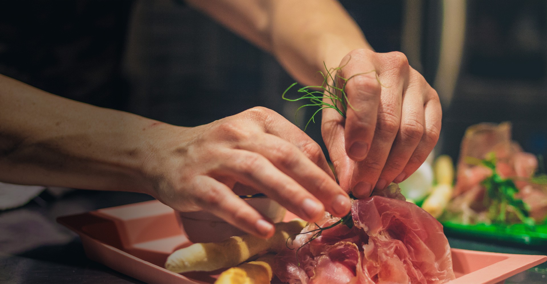 Trabajamos en posicionar el Jamón y la Paleta de Teruel D.O.P como productos con estrella tanto a nivel nacional como internacional.